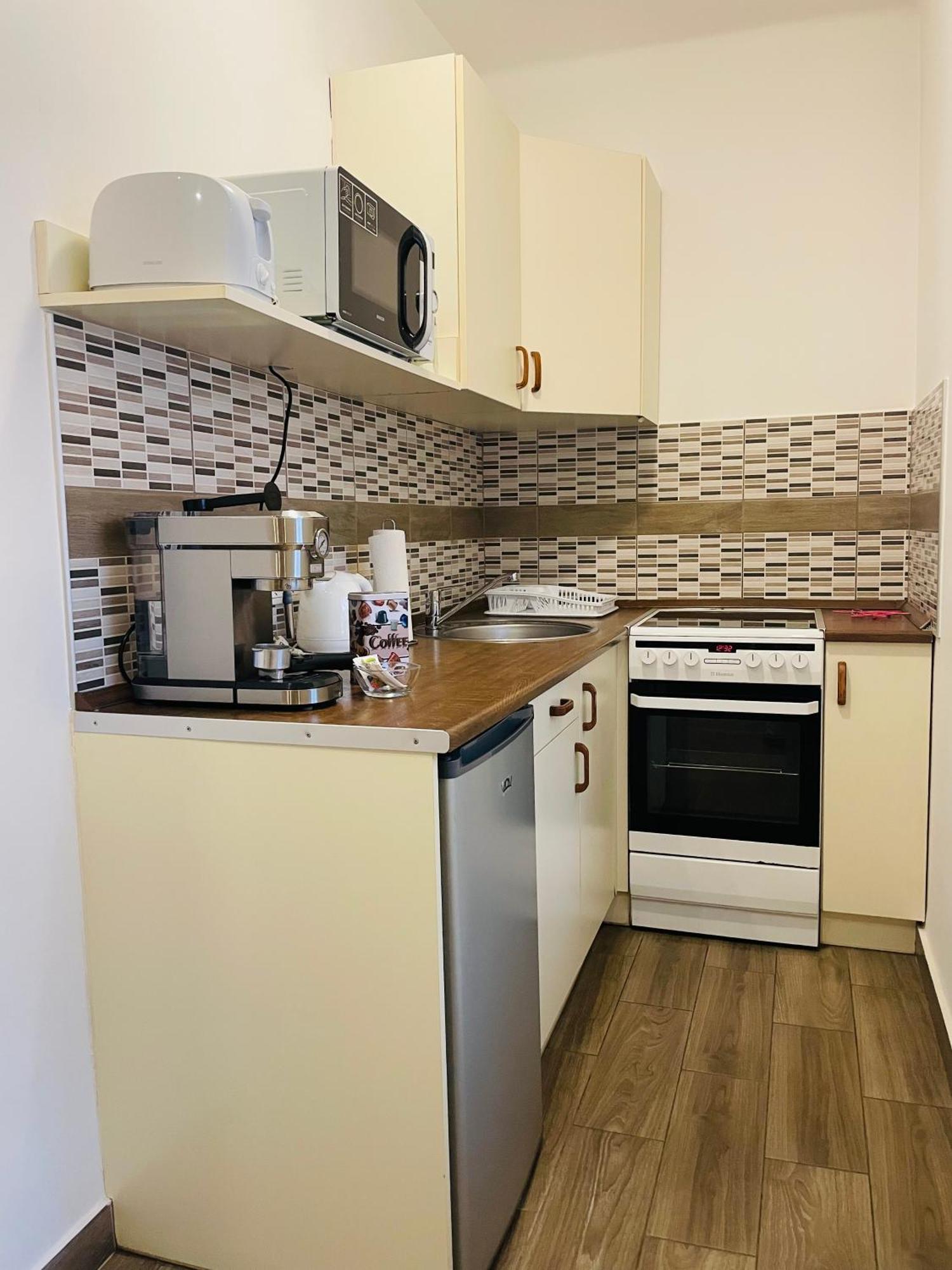 Weninger Studio Apartman Kiskunhalas Exteriör bild